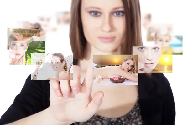 Chica morena presiona un dedo en la pantalla táctil — Foto de Stock