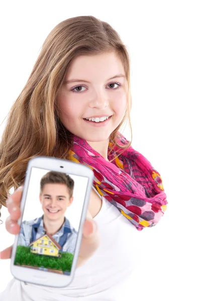 Menina loira mostra smartphone — Fotografia de Stock