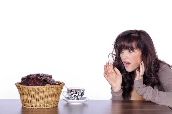 黑发女孩吃饼干与茶 — 图库照片