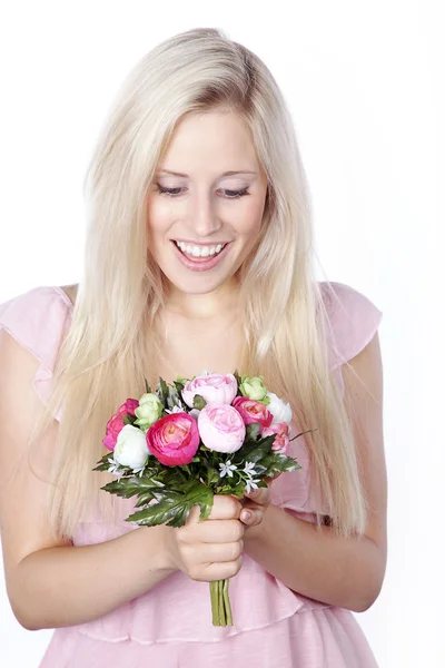Jonge vrouw met boeket bloemen — Stockfoto