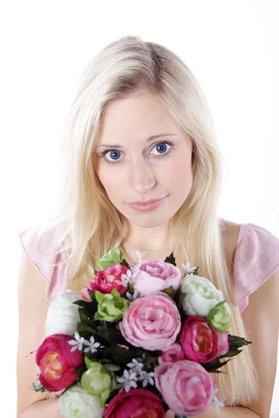 Молода жінка з букетом квітів — стокове фото