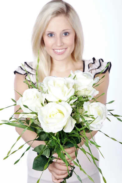 Jonge vrouw met boeket bloemen — Stockfoto