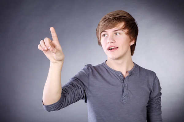 Jongen duwt een vinger op het scherm — Stockfoto