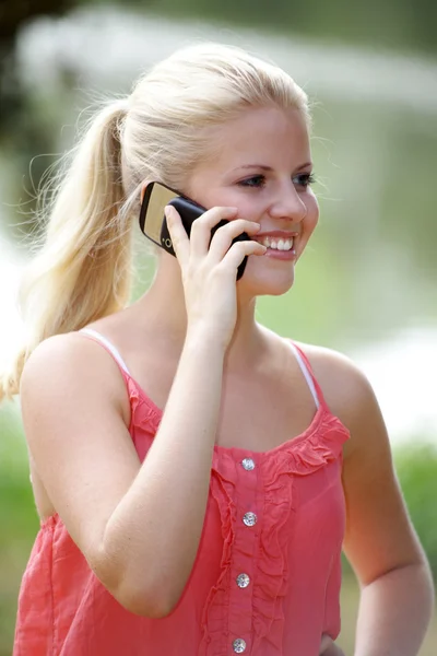 Blond meisje praten op mobiele telefoon — Stockfoto