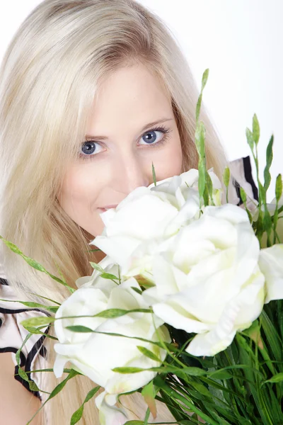 Młoda kobieta z bukietem kwiatów — Zdjęcie stockowe