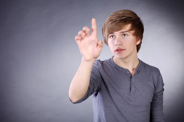 Αγόρι σπρώχνει ένα δάχτυλο στην οθόνη — Φωτογραφία Αρχείου