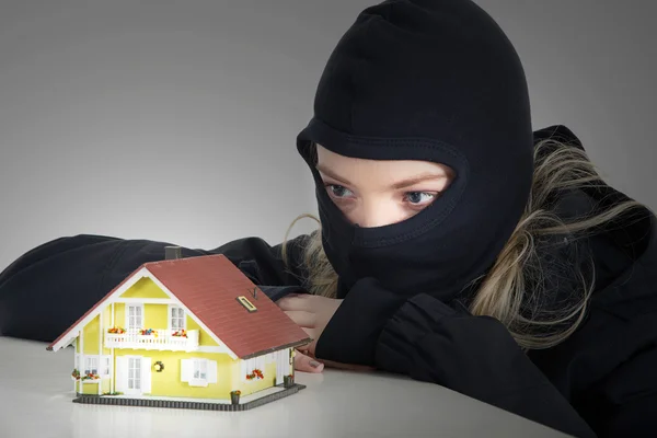 Thief girl with house model — Stock Photo, Image