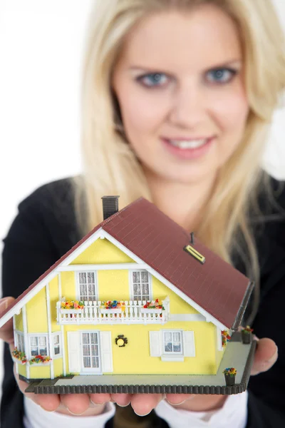 Pessoas com modelo de casa — Fotografia de Stock