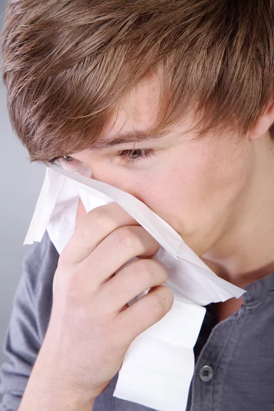 Junge schneidet sich in Taschentuch — Stockfoto