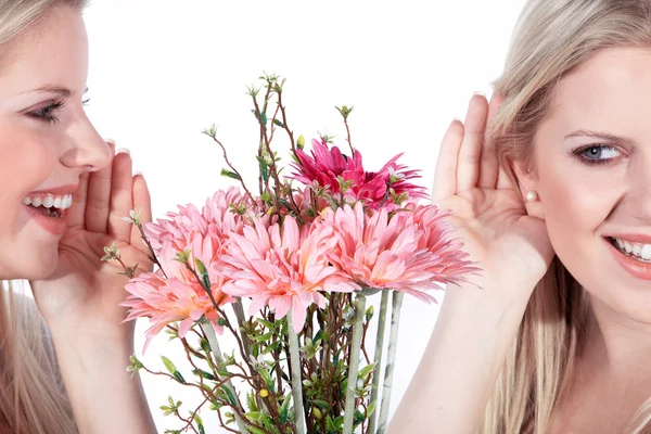 Blondes Mädchen mit Blumen — Stockfoto