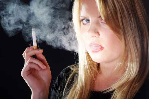 Menina loira fuma um cigarro — Fotografia de Stock