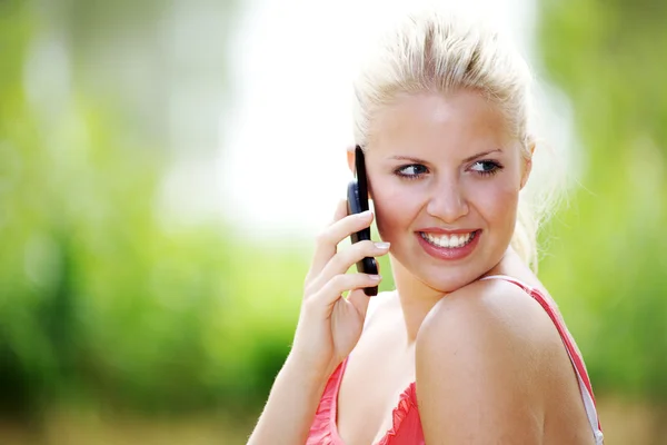 Blond meisje praten op mobiele telefoon — Stockfoto