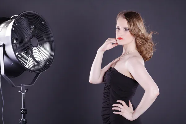 Vrouw met ventilator — Stockfoto