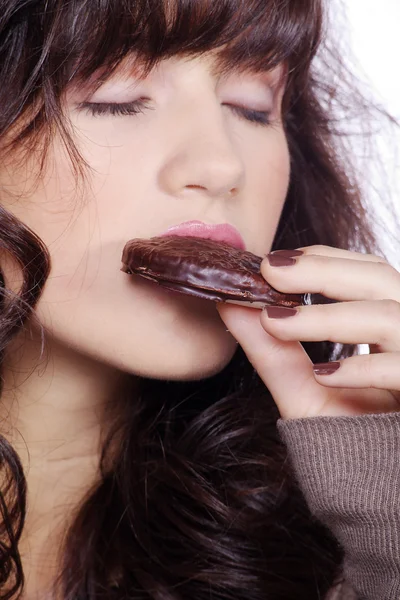Blondes Mädchen isst Schokoladenkekse — Stockfoto