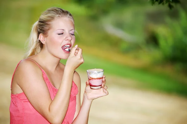 Mädchen mit Dessert — Stockfoto