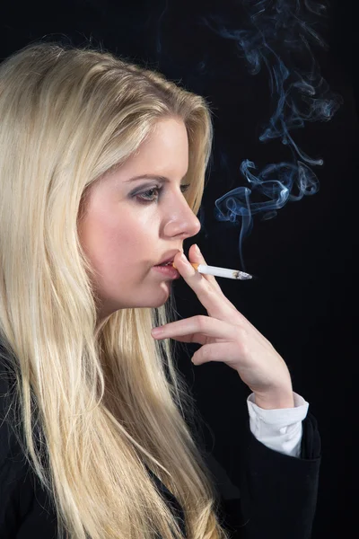 Blonde girl smokes a cigarette — Stock Photo, Image