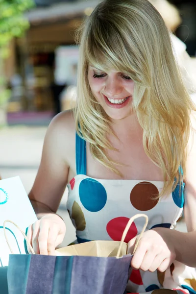 Chica rubia con bolsas de compras — Foto de Stock