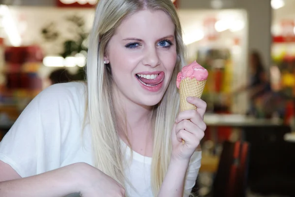 Блондинка ест мороженое — стоковое фото