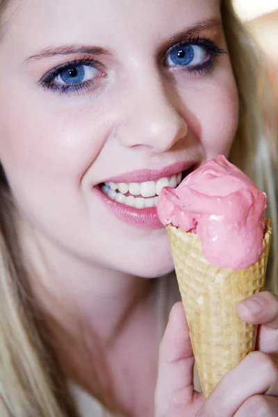 Blondes Mädchen isst Eis — Stockfoto
