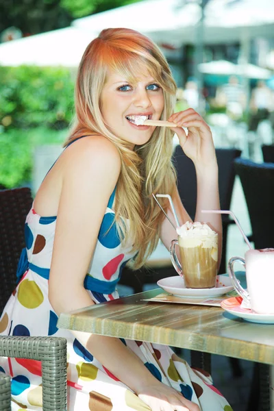 Blondýnka jíst zmrzlinu — Stock fotografie