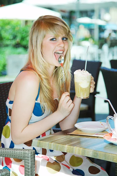 Blond meisje eten van ijs — Stockfoto