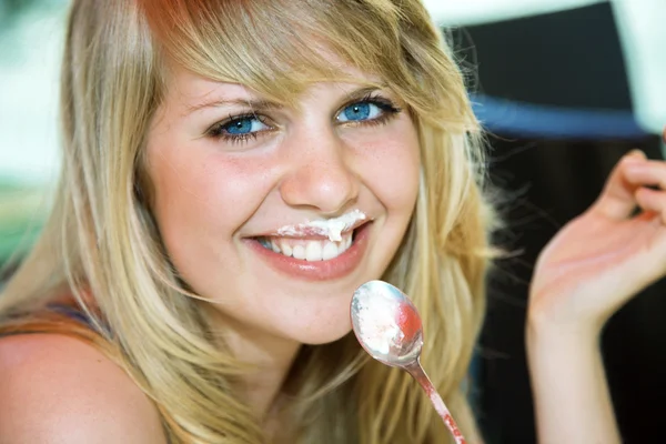 Bionda ragazza mangiare gelato — Foto Stock
