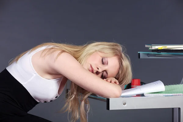 Blonde fille dormir sur le travail — Photo