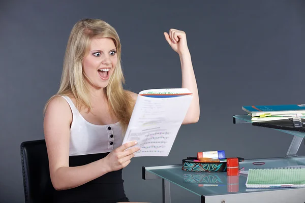 Chica rubia trabajando en una mesa — Foto de Stock