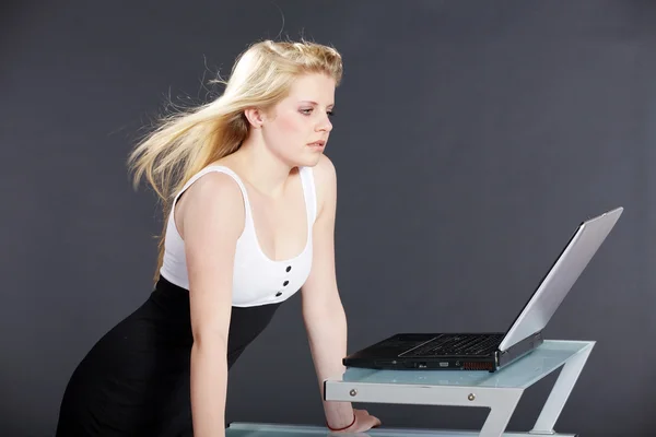 Jonge zakenvrouw met behulp van laptop — Stockfoto