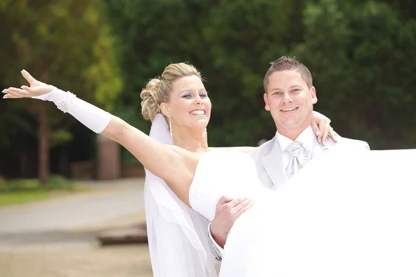 Wedding set in park — Stock Photo, Image