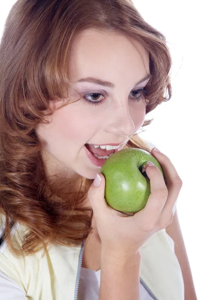 吃一个苹果的黑发女孩 — 图库照片