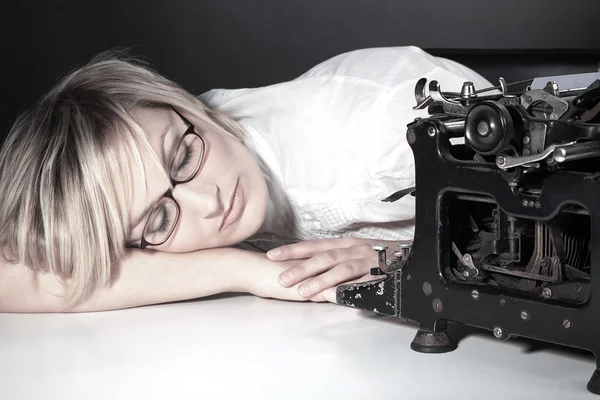 Blonde fille dormir à côté de la machine à écrire Images De Stock Libres De Droits