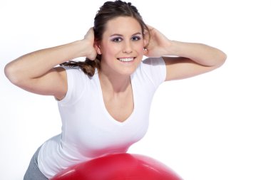 Sportif kadın swiss ball ile egzersiz