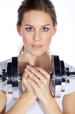 ağırlık tutarak ve fitness yaparken genç güzel kadın portresi