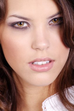 güzel bir kadın kılığında