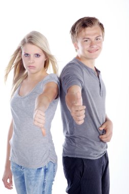 genç bir çift bir işareti gösterir