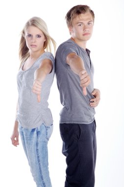 genç bir çift bir işareti gösterir