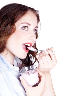 yoğurt yeme genç bir beyaz kadın