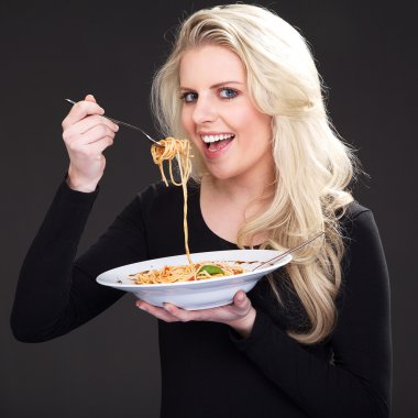 Spagetti yiyen sarışın kız