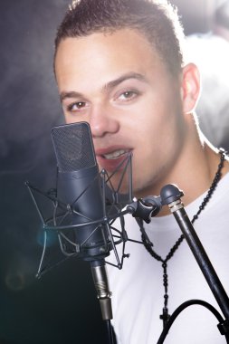 Çocuk bir mikrofona şarkı