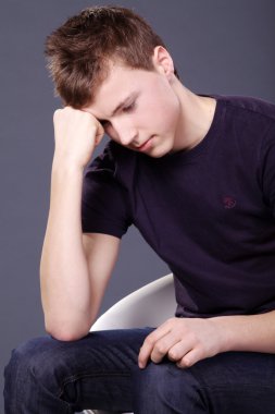 stüdyoda poz moda genç adam