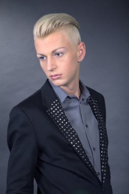 stüdyoda poz moda genç adam