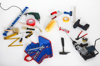 beyaz zemin üzerinde araçları