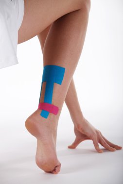 kadın bedeninin kinesio bant ile