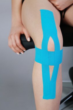 kadın bedeninin kinesio bant ile