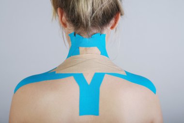 kadın bedeninin kinesio bant ile