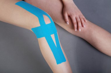 kadın bedeninin kinesio bant ile