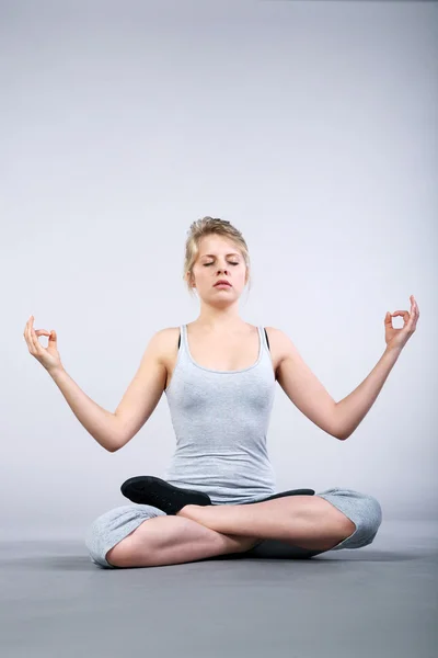 Bella ragazza che pratica yoga su isolato — Foto Stock