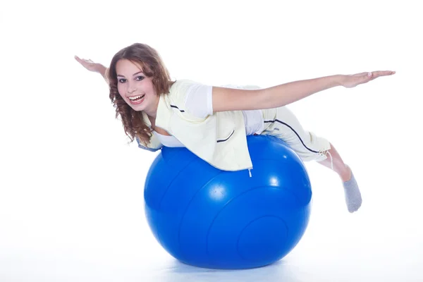 Jovem mulher com fit-ball — Fotografia de Stock