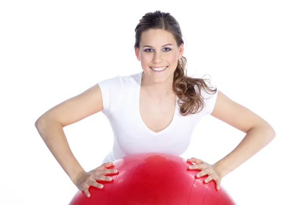 Sportive žena cvičení s míčem swiss — Stock fotografie